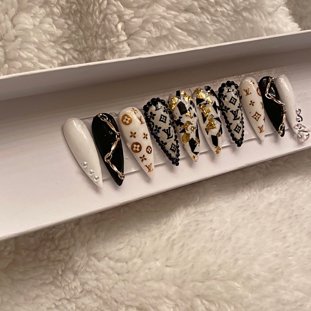 Press on nails